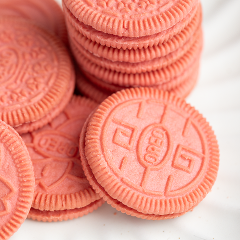 Oreo Chocolate Cookies Filled with Fragrant and Floral Strawberry Cream (Limited Edition) 97g