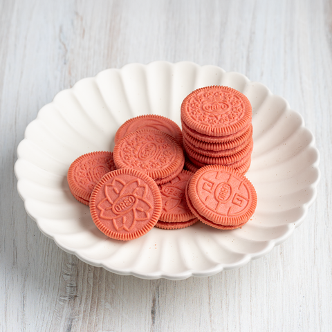 Oreo Chocolate Cookies Filled with Fragrant and Floral Strawberry Cream (Limited Edition) 97g