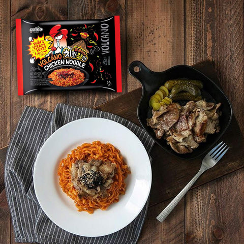 Macarrão salteado com frango ramyun e frango apimentado Paldo Volcano 140g