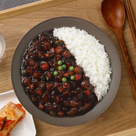 Arroz coreano de micro-ondas com molho Jjajang CJ HETBAHN 275g
